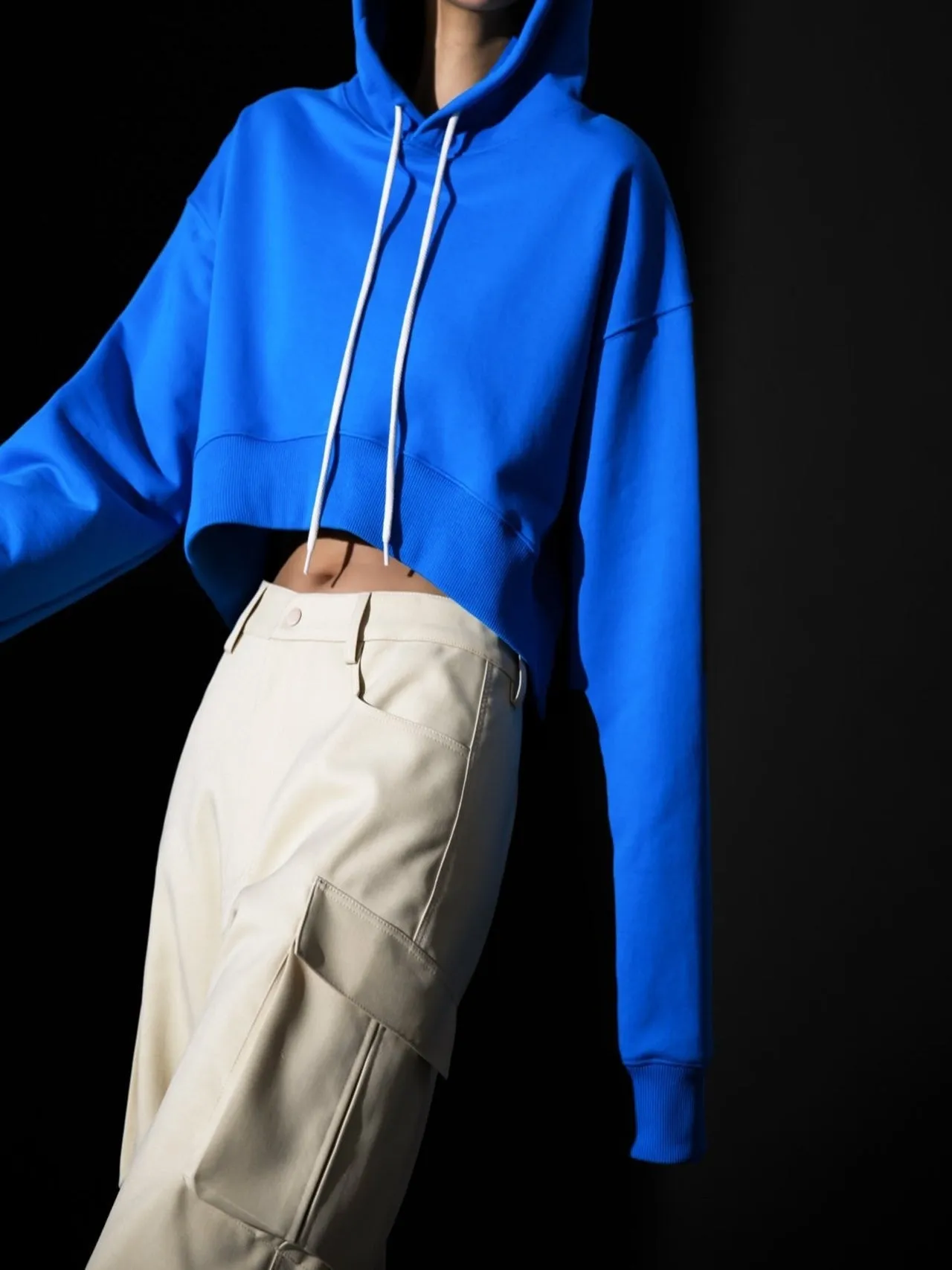 ROUND HEM CROPPED HOODIE